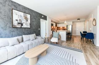 Stylish 2BR Retreat Gym Parkng and Scenic Rooftop - 9