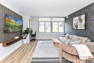 Stylish 2BR Retreat Gym Parkng and Scenic Rooftop - 0