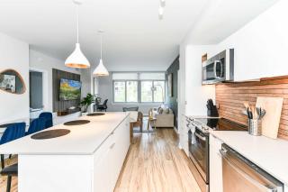 Stylish 2BR Retreat Gym Parkng and Scenic Rooftop - 4