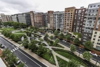 Stylish 2BR Retreat Gym Parkng and Scenic Rooftop - 3