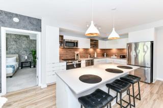 Stylish 2BR Retreat Gym Parkng and Scenic Rooftop - 7
