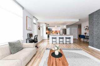 Posh 2BR Retreat Gym Prkng and Scenic Rooftop - 9