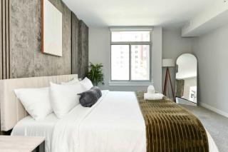 Posh 2BR Retreat Gym Prkng and Scenic Rooftop - 8