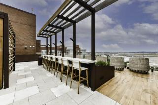 Posh 2BR Retreat Gym Prkng and Scenic Rooftop - 1