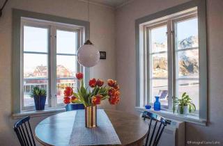 Mid-Century Seaside Retreat in Henningsvær Harbor - 8