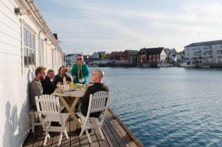 Mid-Century Seaside Retreat in Henningsvær Harbor - 5