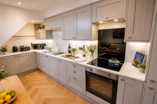 Lake View Family & Pet Friendly Home - Central Bowness - 9