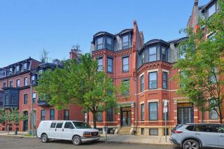 New Back Bay Green Line Newbury St & Hynes - 4