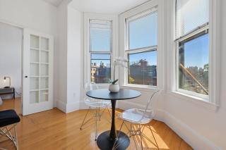 Back Bay Stay Near Green Line Dining & Hynes - 8