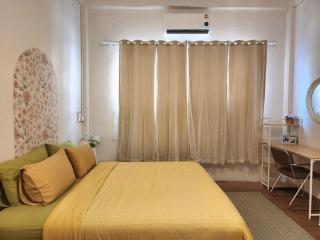3-Story House, 2-Bedroom Near BTS and Sathorn Pier, Daisy and Rocco's - 1