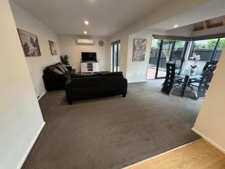 5 Minutes Airport, 3 Bedroom 6 Guests - 1