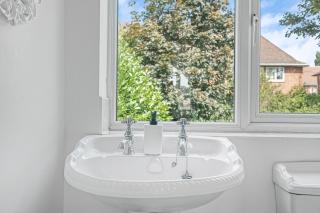 Charming House with Gardens and Family-Friendly Amenities - 1