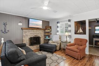Flat Lakefront Retreat with Private Dock & Kayaks - 9