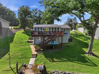 Flat Lakefront Retreat with Private Dock & Kayaks - 0