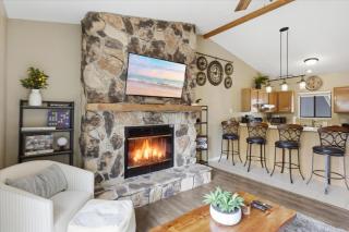 Lakefront Condo with Boat Slip, Heated Pool & Boat Launch - 3