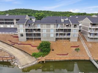 Lakefront Condo with Boat Slip, Heated Pool & Boat Launch - 0