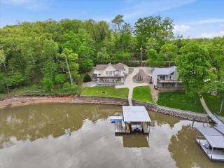 Private Cove Dock, PWC Lifts, Huge Deck & Family Fun - 8