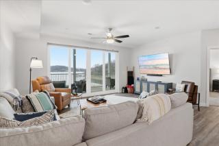 Peaceful, Newly Built Lakefront Condo, w/ PWC Slip, Screened Balcony, 2 Pools & Elevator - 7
