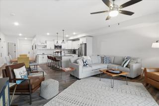 Peaceful, Newly Built Lakefront Condo, w/ PWC Slip, Screened Balcony, 2 Pools & Elevator - 4