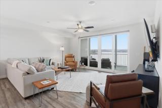 Peaceful, Newly Built Lakefront Condo, w/ PWC Slip, Screened Balcony, 2 Pools & Elevator - 2