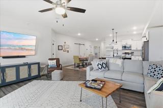Peaceful, Newly Built Lakefront Condo, w/ PWC Slip, Screened Balcony, 2 Pools & Elevator - 6