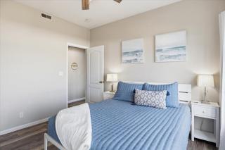 Lakefront Updated Condo at 2mm w/ 2 Pools, Hot Tub, Boat Slip - 2