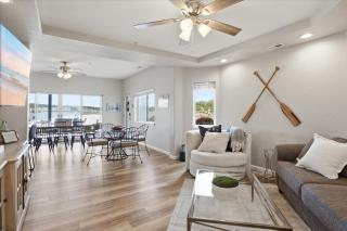 Lakefront Updated Condo at 2mm w/ 2 Pools, Hot Tub, Boat Slip - 2