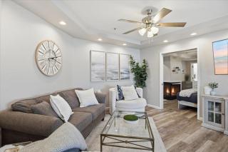 Lakefront Updated Condo at 2mm w/ 2 Pools, Hot Tub, Boat Slip - 4