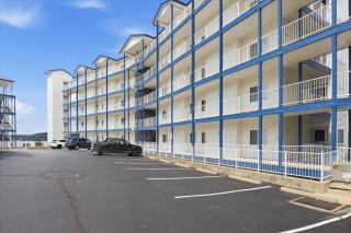 Lakefront Updated Condo at 2mm w/ 2 Pools, Hot Tub, Boat Slip - 8