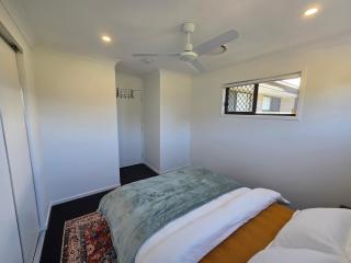 Private Room with Queen Bed & Bathroom - 5