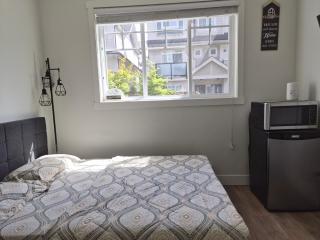 Private modern room with separate entrance - 8