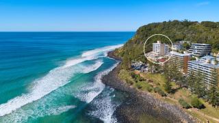 Elegant Burleigh Headland Apartment with Balcony, Ocean and Skyline Views - 9