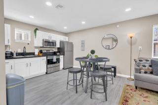 Modern Central Location-10 mins from U of A - 6