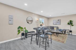 Modern Central Location-10 mins from U of A - 2