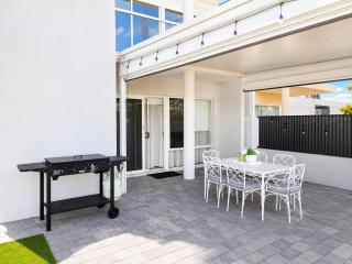 Swan 3BR Riverfront Retreat Views, BBQ & Dining - 6