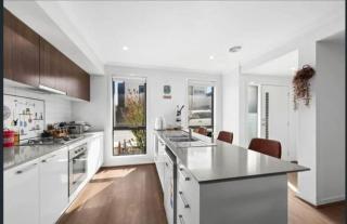 Beautiful Family Home in Craigieburn - 1