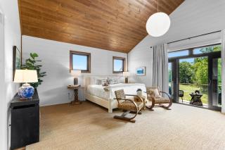 Sweet Caroline at Salt Farm - Waterfront king suite with ocean access, balcony, WiFi, and AC - 4