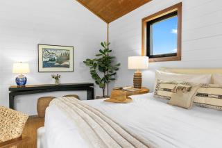 Sweet Caroline at Salt Farm - Waterfront king suite with ocean access, balcony, WiFi, and AC - 3