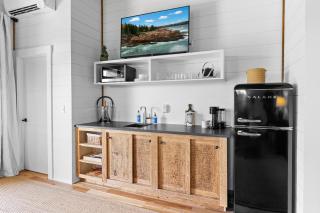 Sweet Caroline at Salt Farm - Waterfront king suite with ocean access, balcony, WiFi, and AC - 4