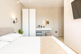 Lian Rooms 5 - Modern Double w Balcony - 3