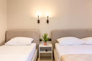 Lian Rooms 6 - Deluxe Triple w Balcony - 2