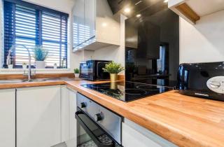 2 Bed House, Sleeps 5, 10 Mins From City, Parking, Garden, Perfect For Contractors, Tourists, Business, Travel, Short And Long Stays Welcome, Great Rates Available At Peachy Stays - 7
