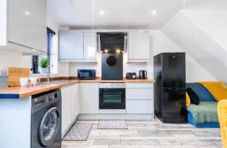 2 Bed House, Sleeps 5, 10 Mins From City, Parking, Garden, Perfect For Contractors, Tourists, Business, Travel, Short And Long Stays Welcome, Great Rates Available At Peachy Stays - 1