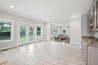 The Ultimate Luxury Home with Jacuzzi & Garage - 1