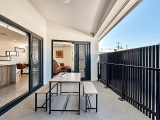 3BR Top Floor Apartment with Parking, EV friendly & Views Brisbane South - 9