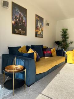 Robins Nest Luxury Bungalow - 2