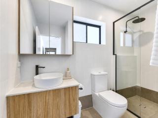 3BR Top Floor Apartment with Parking, EV friendly & Views Brisbane South - 4