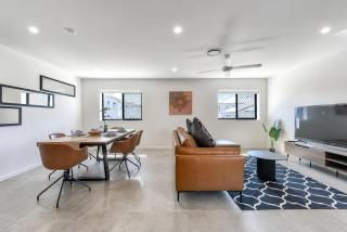 3BR Top Floor Apartment with Parking, EV friendly & Views Brisbane South - 2