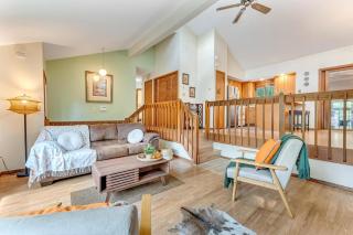 Pocono Cottage with Golf Course Hot Tub, Fire Pit Near Kalahari - 6
