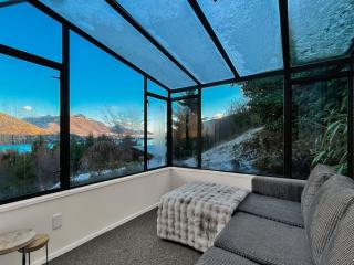 Elevated Frankton Chalet with Lake Views - 7